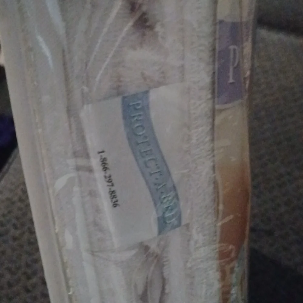 Brand New Premium Mattress Protector Fitted For Full/ Double Mattress.